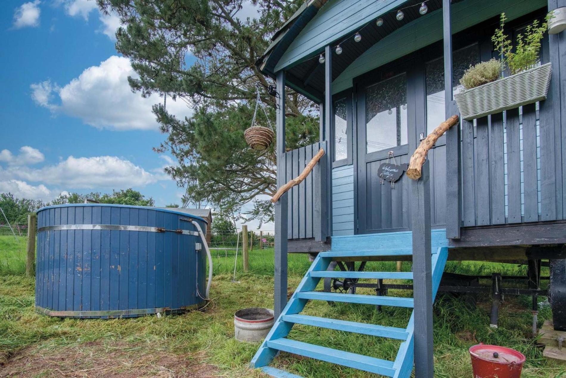 Campsite Lamb Shepherd Hut With Hot Tub *